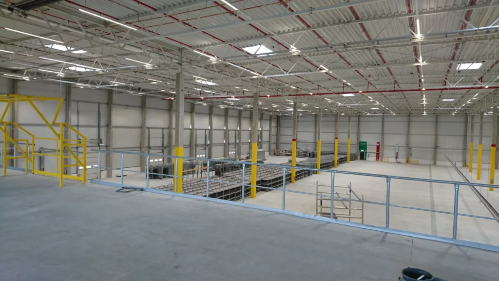 Blick von einer Galerie in eine Amazon-Logistikhalle.