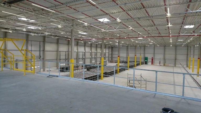 Blick von einer Galerie in eine Amazon-Logistikhalle.