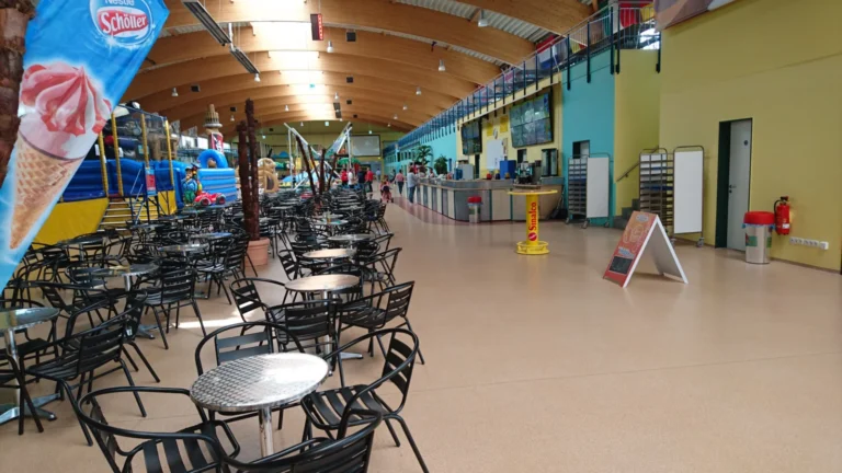 Sitzbereich und Laufwege in der Kinderwelt Recklinghausen.