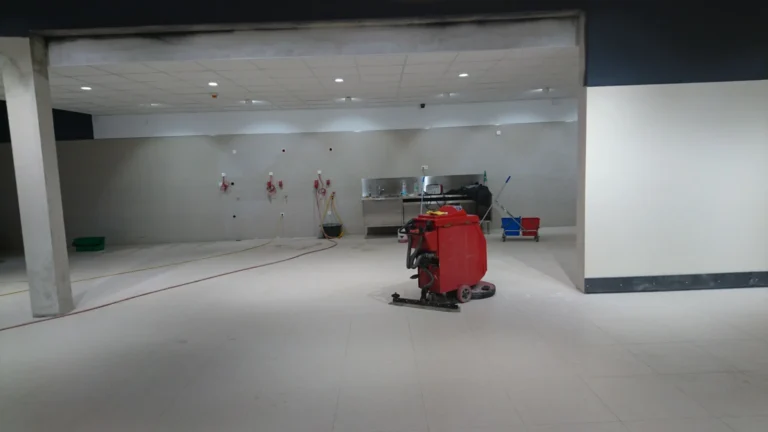 Scheuersaugmaschine auf einer Bodenfläche im Lidl-Objekt Duisburg-Meiderich.